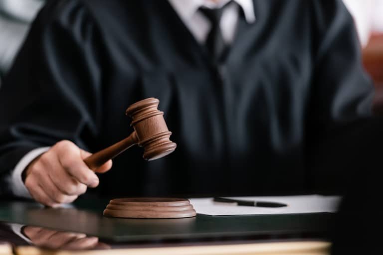 juez dictando sentencia en caso de vivienda con humedades