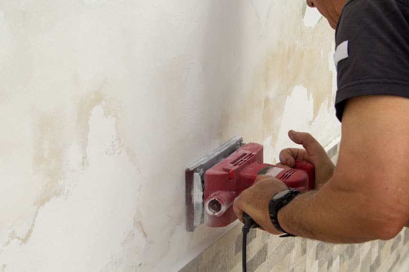 como reparar una pared con humedad