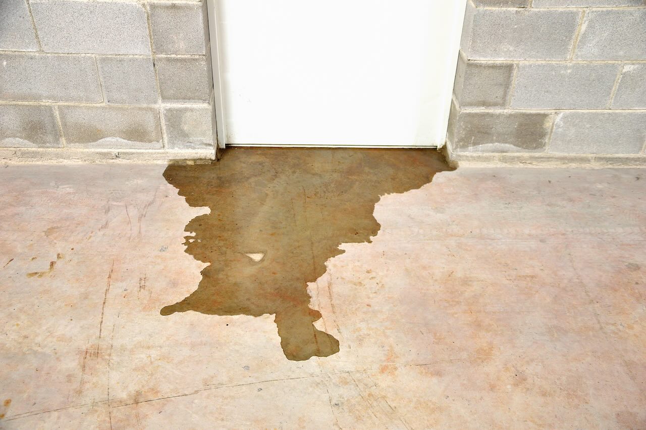 Mancha de humedad en suelo junto a pared interior