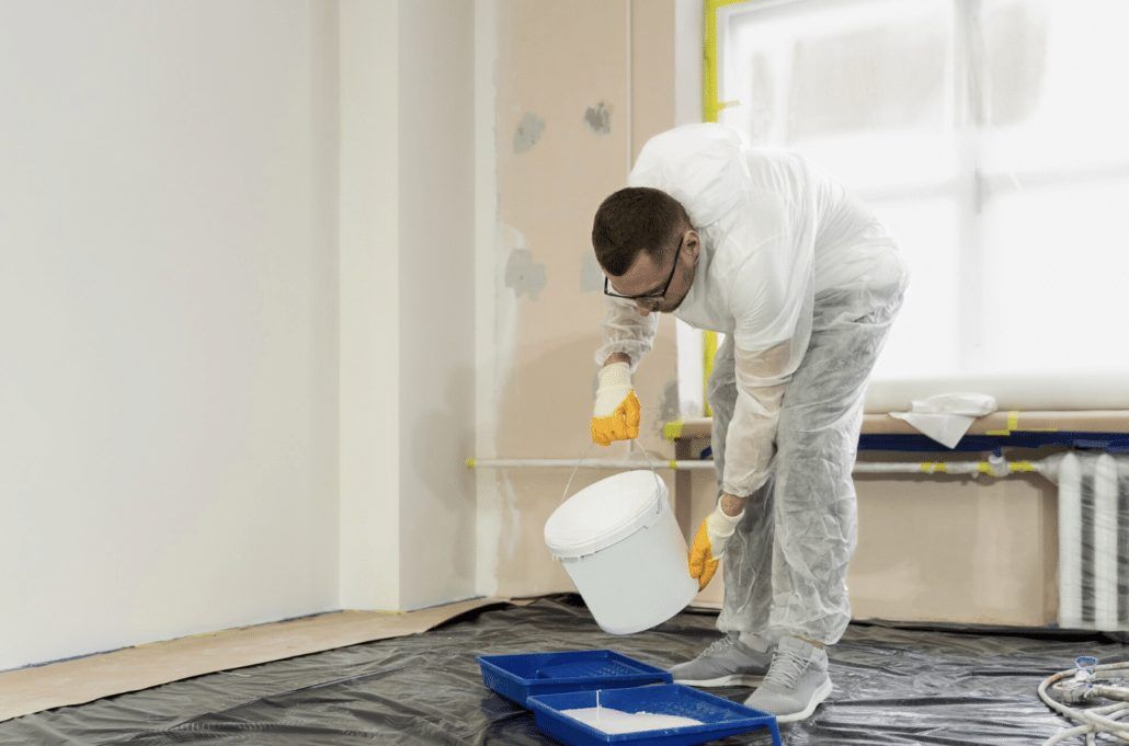 técnico aplicando pintura anticondensación