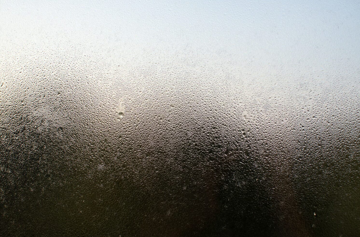 Imagen de una ventana con humedad relativa.