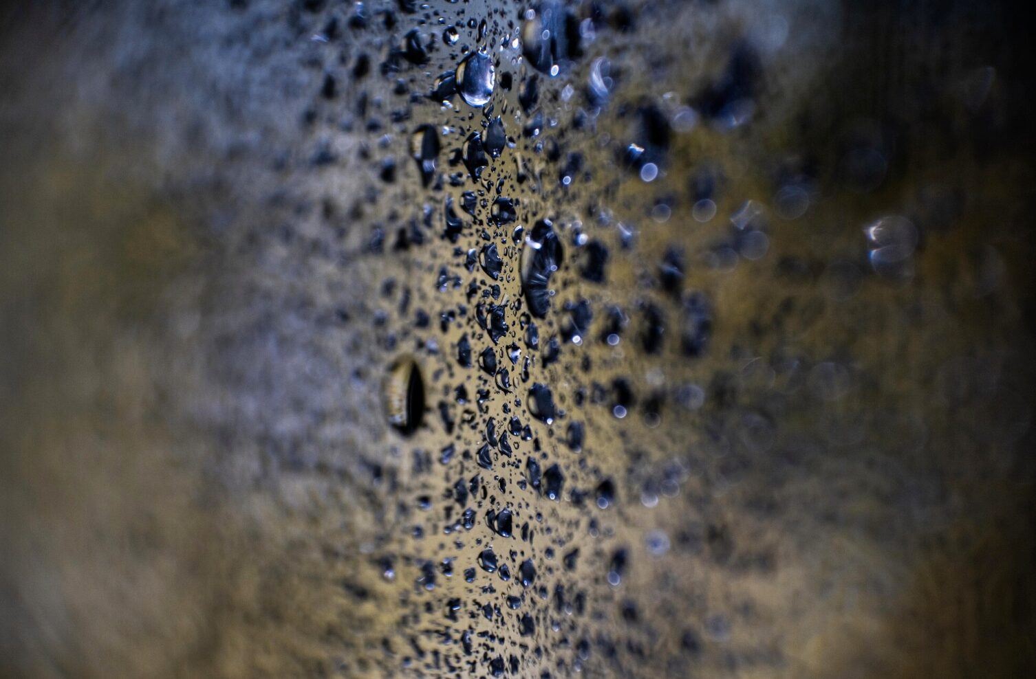 Cristal con gotas de agua.