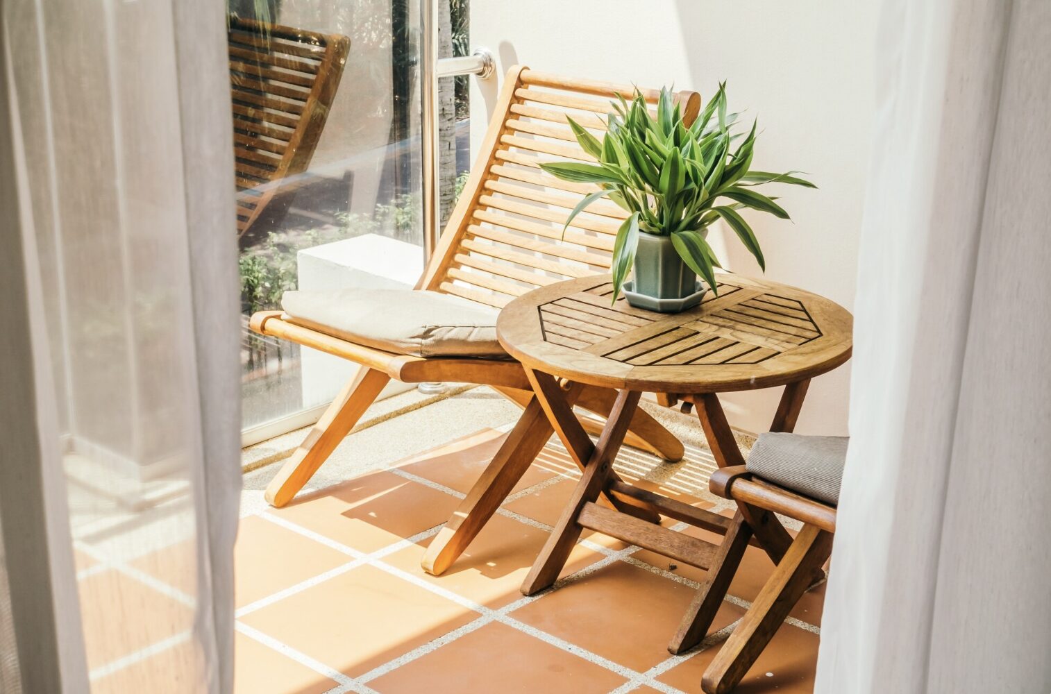 Terraza con mesilla y silla.