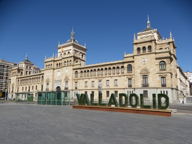 Ayuntamiento de Valladolid con cartel de la ciudad