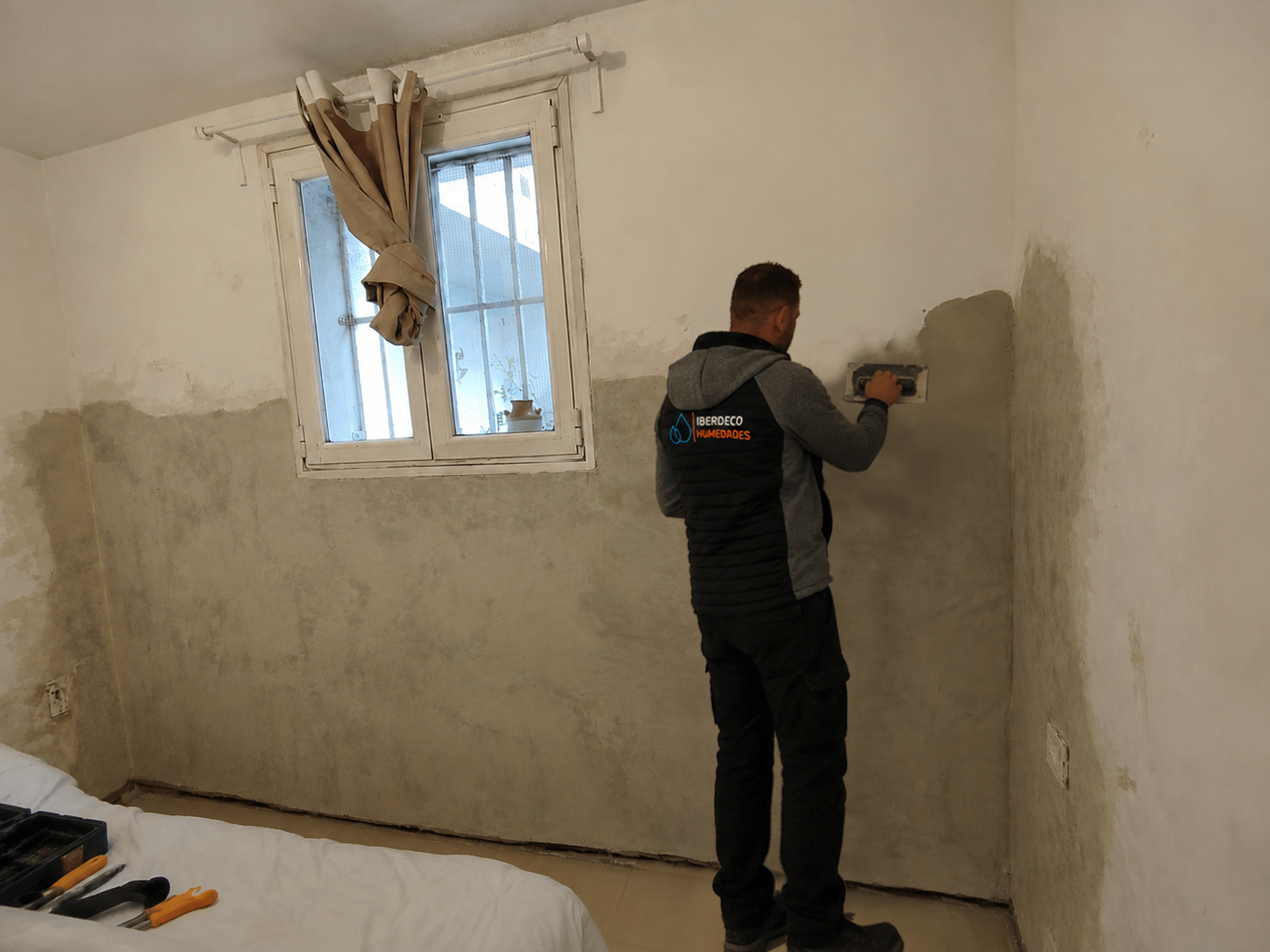 Técnico de Iberdeco rehabilitando vivienda tras humedad